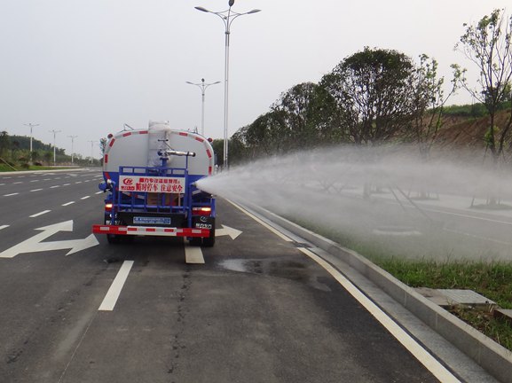 東風(fēng)多利卡灑水車(chē)︱9噸灑水車(chē)圖片
