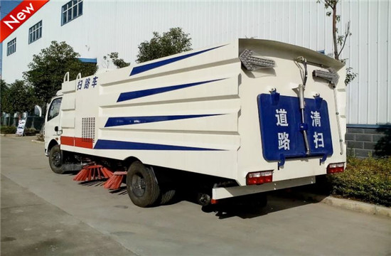 東風(fēng)多利卡掃路車(chē)圖片