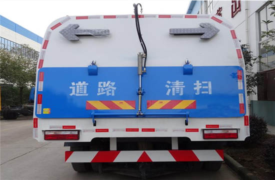 東風(fēng)145掃路車(chē)圖片