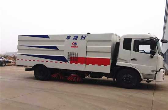 東風(fēng)天錦掃路車(chē)圖片