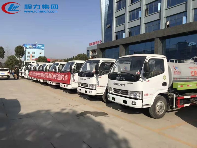 客戶(hù)訂購10臺東風(fēng)多利卡5噸灑水車(chē)批量發(fā)車(chē)