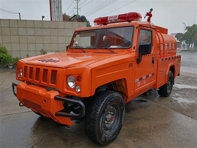 小型皮卡器材消防車(chē)_2噸四驅越野消防灑水車(chē)_河南湖北_滅火巡邏消防車(chē)_北汽吉普四驅森林防火巡邏車(chē)