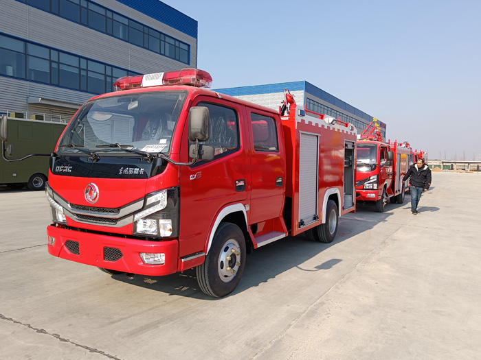 5噸消防灑水車(chē)價(jià)格_石油化工冶煉廠(chǎng)消防車(chē)_1.5-3.5噸水罐消防車(chē)現車(chē)價(jià)格