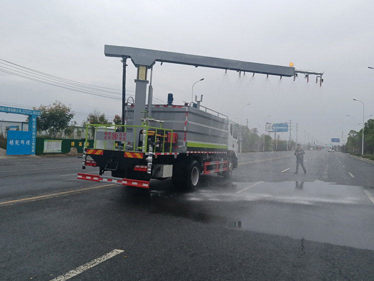 東風(fēng)D9免稅的鐵路抑塵車(chē)--12噸降塵灑水車(chē)_呂梁煤炭抑塵劑噴灑車(chē)-降塵灑水車(chē)_裝卸煤炭防塵車(chē)