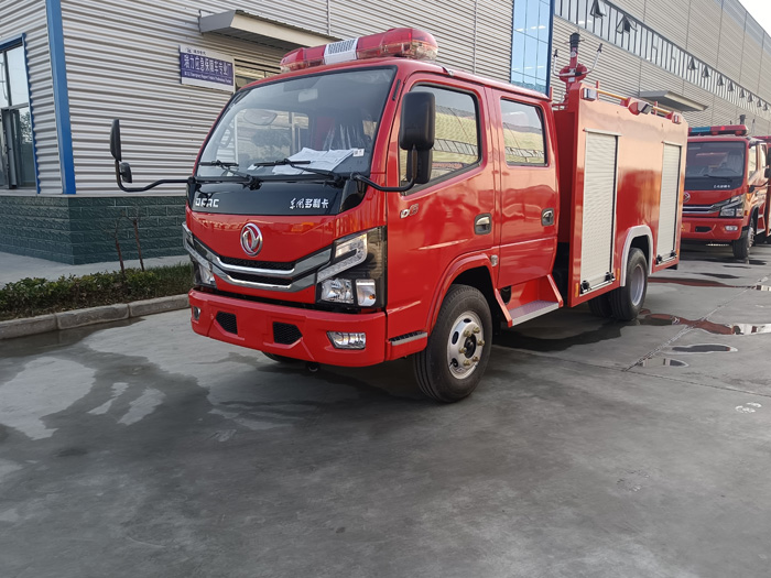 5噸消防灑水車(chē)廠(chǎng)家_油庫貨場(chǎng)港口碼頭消防車(chē)_2.5-5噸泡沫消防車(chē)現車(chē)報價(jià)