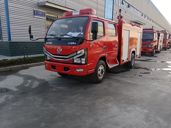 5噸消防灑水車(chē)價(jià)格_石油化工冶煉廠(chǎng)消防車(chē)_2.5-5噸泡沫消防車(chē)現車(chē)報價(jià)