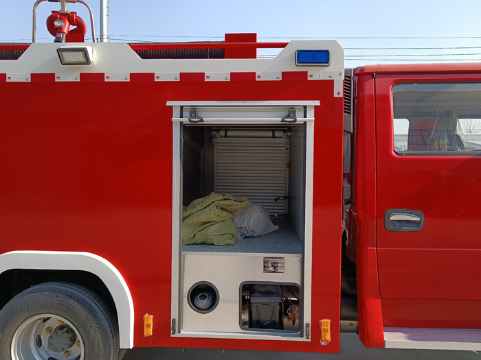 5噸消防灑水車(chē)多少錢(qián)_油庫貨場(chǎng)港口碼頭消防車(chē)_2.5-5噸泡沫消防車(chē)現車(chē)報價(jià)