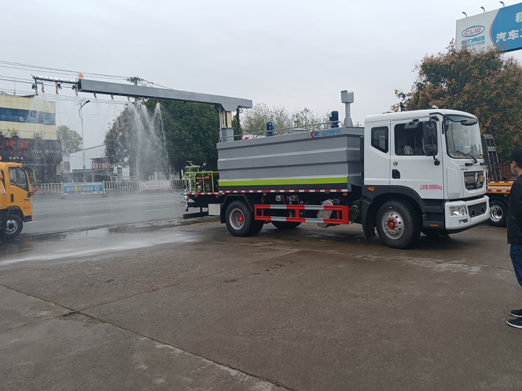 東風(fēng)D9自動(dòng)噴淋鐵路抑塵車(chē)-12噸自動(dòng)感應噴灑_大同煤場(chǎng)抑塵灑水車(chē)_運煤抑塵劑固化劑噴灑