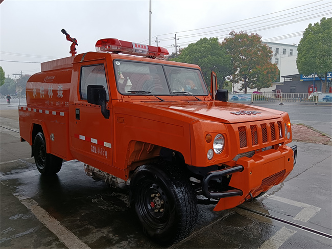 小型皮卡器材消防車(chē)_2噸四驅越野消防灑水車(chē)_河南湖北_滅火巡邏消防車(chē)_北汽吉普四驅森林防火巡邏車(chē)