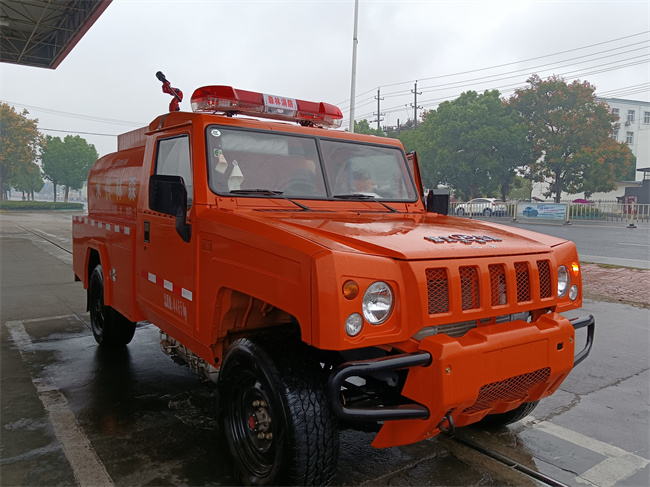 森林巡邏消防車(chē)_越野消防灑水車(chē)_內蒙古遼寧_山區林場(chǎng)草原消防救火車(chē)_北汽勇士四驅森林防火指揮車(chē)
