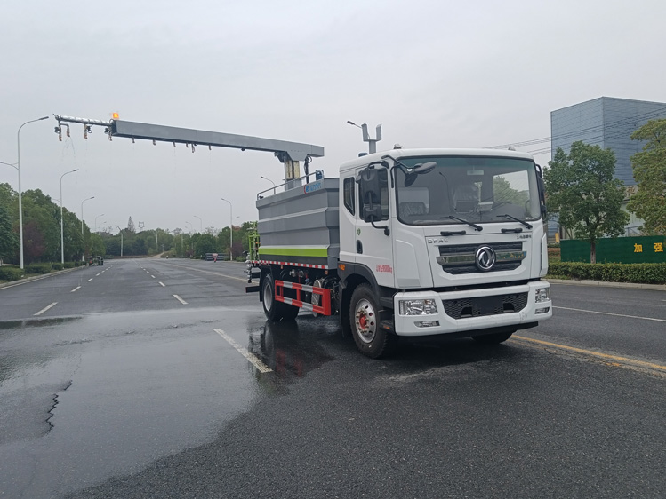 東風(fēng)D9免稅的鐵路抑塵車(chē)--12噸降塵灑水車(chē)_太原鐵路裝卸煤炭防塵車(chē)_煤炭固化劑噴淋車(chē)