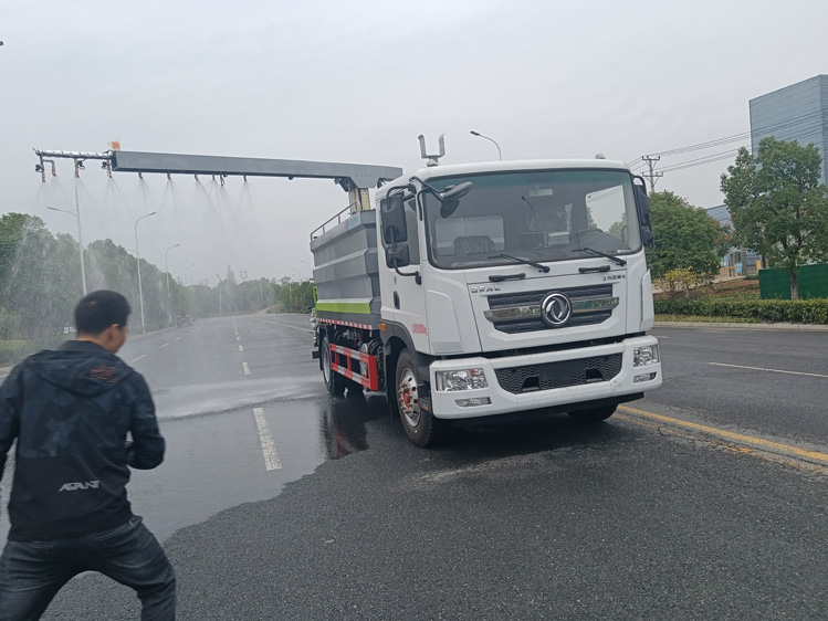 東風(fēng)D9噴霧封層鐵路抑塵車(chē)-15方煤廠(chǎng)抑塵運輸車(chē)_榆林12方抑塵灑水車(chē)_霧化感應噴淋車(chē)_煤炭降塵車(chē)