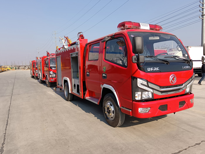 5噸消防灑水車(chē)_物業(yè)工廠(chǎng)小區消防車(chē)_1.5-3.5噸水罐消防車(chē)現車(chē)價(jià)格