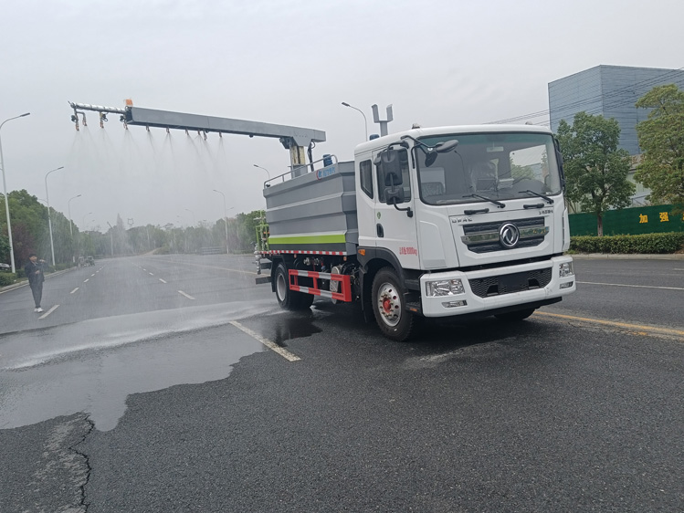 東風(fēng)D9免稅的鐵路抑塵車(chē)--12噸降塵灑水車(chē)_太原鐵路裝卸煤炭防塵車(chē)_煤炭固化劑噴淋車(chē)