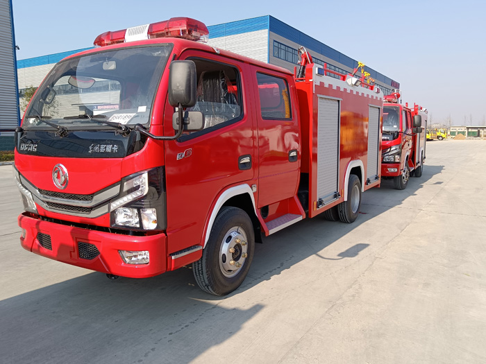 5噸消防灑水車(chē)多少錢(qián)_油庫貨場(chǎng)港口碼頭消防車(chē)_2.5-5噸泡沫消防車(chē)現車(chē)報價(jià)