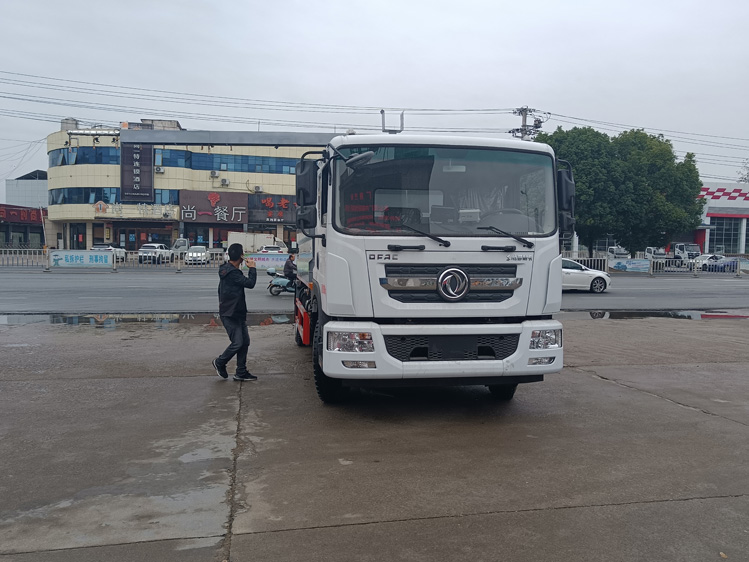東風(fēng)D9免稅的鐵路抑塵車(chē)--12噸降塵灑水車(chē)_大同煤場(chǎng)抑塵灑水車(chē)_運煤抑塵劑固化劑噴灑