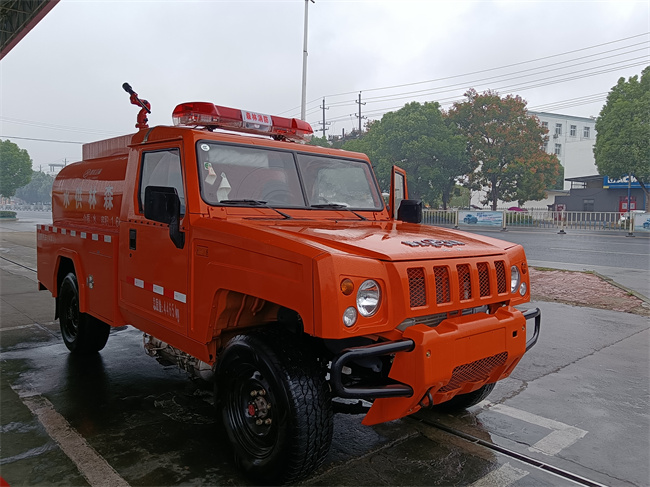森林防火指揮車(chē)_2噸四驅消防灑水車(chē)_湖南廣東_越野供水車(chē)北汽勇士四驅森林救火消防車(chē)
