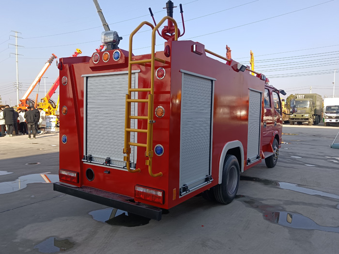 5噸消防灑水車(chē)多少錢(qián)_物業(yè)工廠(chǎng)小區消防車(chē)_1.5-3.5噸水罐消防車(chē)現車(chē)價(jià)格