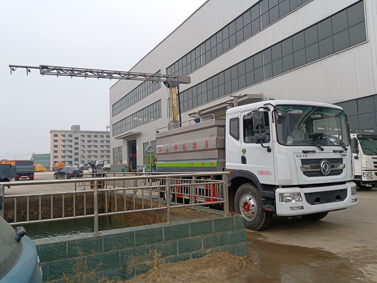 東風(fēng)D9免稅的鐵路抑塵車(chē)--12噸降塵灑水車(chē)_太原鐵路裝卸煤炭防塵車(chē)_煤炭固化劑噴淋車(chē)
