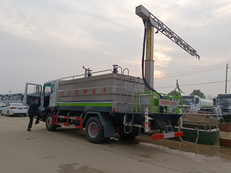 東風(fēng)D9噴霧封層鐵路抑塵車(chē)-15方煤廠(chǎng)抑塵運輸車(chē)_榆林12方抑塵灑水車(chē)_霧化感應噴淋車(chē)_煤炭降塵車(chē)