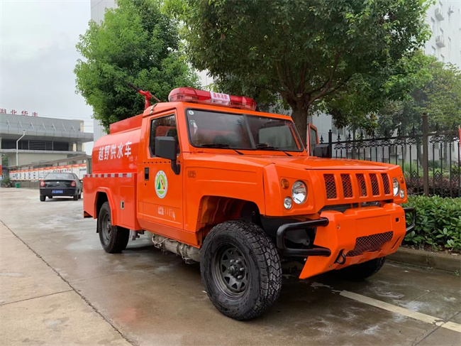 森林防火指揮車(chē)_2噸四驅消防灑水車(chē)_甘肅青海_四驅消防供水車(chē)北汽吉普四驅森林防火巡邏車(chē)