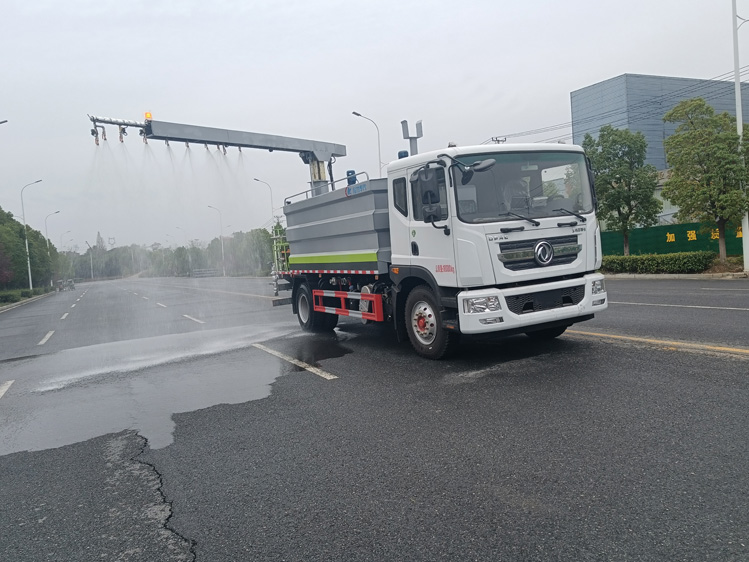東風(fēng)D9免稅的鐵路抑塵車(chē)--12噸降塵灑水車(chē)_太原鐵路裝卸煤炭防塵車(chē)_煤炭固化劑噴淋車(chē)