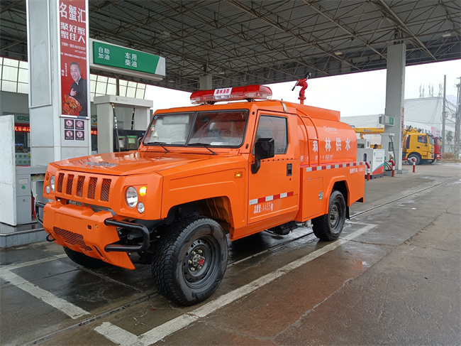 小型皮卡器材消防車(chē)_2噸四驅越野消防灑水車(chē)_河南湖北_滅火巡邏消防車(chē)_北汽吉普四驅森林防火巡邏車(chē)