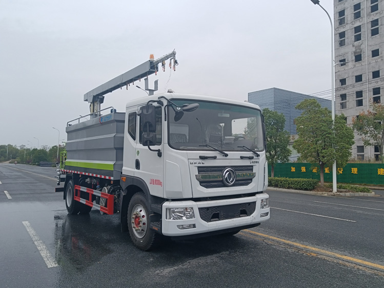 東風(fēng)D9免稅的鐵路抑塵車(chē)--12噸降塵灑水車(chē)_太原鐵路裝卸煤炭防塵車(chē)_煤炭固化劑噴淋車(chē)