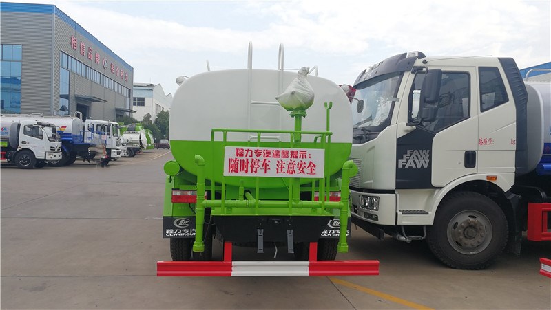 東風(fēng)多利卡國六8昂灑水車(chē) (5).jpg